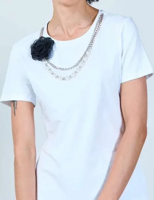 T-shirt  “Oh La La” con Fiore e Catene